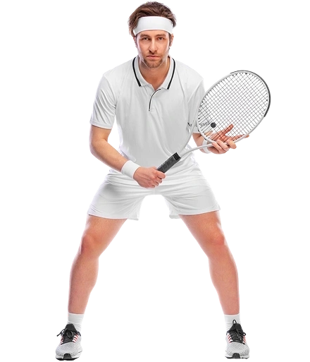 Um jogador de ténis masculino em roupa branca, incluindo uma faixa na cabeça, está preparado com uma raquete, joelhos dobrados, num fundo preto, transmitindo foco e prontidão.